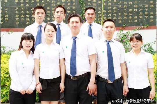 图：李军（右二）与工作室部分成员